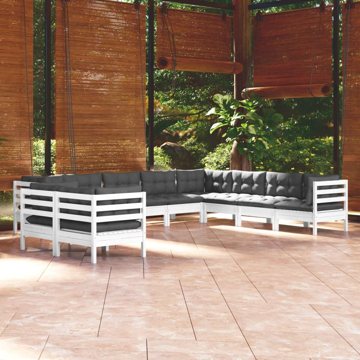 L-förmige weiße Holz-Outdoor-Sofagarnitur mit grauen Kissen, auf einer Terrasse.