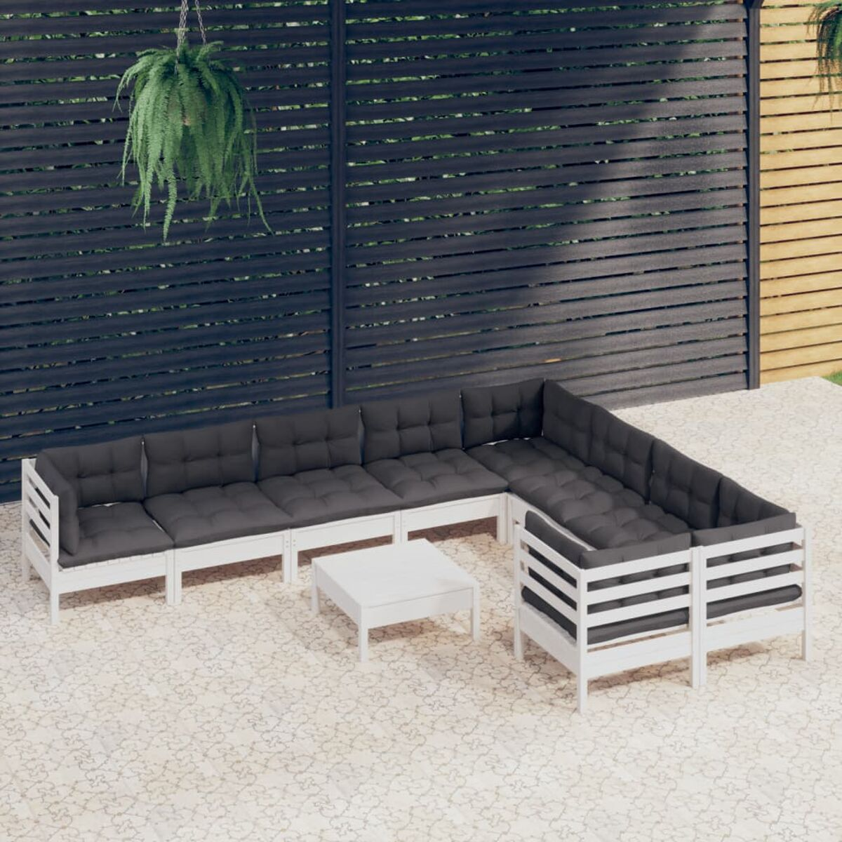 Weißes Ecksofa-Set mit dunkelgrauen Kissen und einem quadratischen Couchtisch auf einer gemusterten Terrasse.