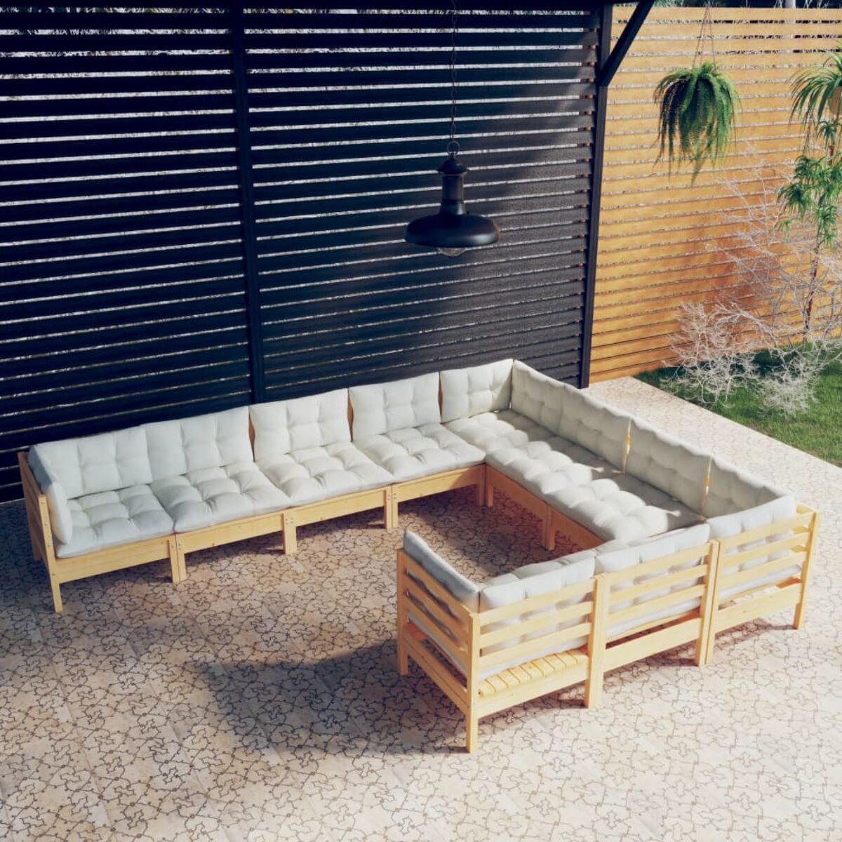 L-förmiges Outdoor-Sofaset, helles Holzgestell, weiße Kissen. Terrasse mit Fliesenboden, dunkler Hintergrund.