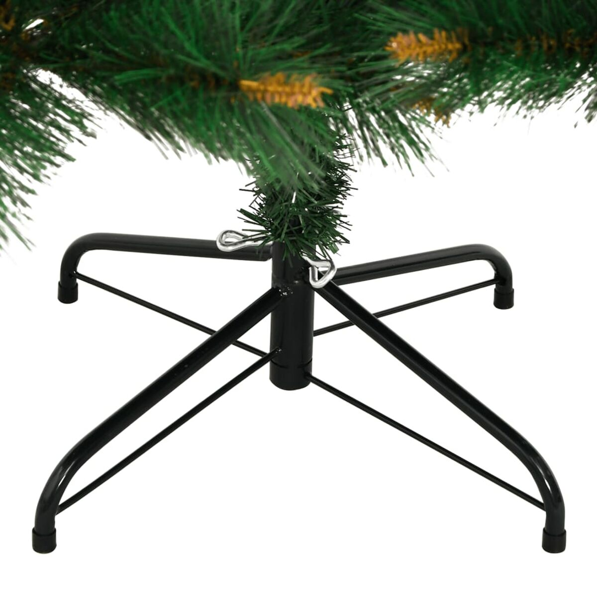 Ein schwarzer Weihnachtsbaumständer aus Metall mit grünen Ästen und gelben Zapfen, weißer Hintergrund.