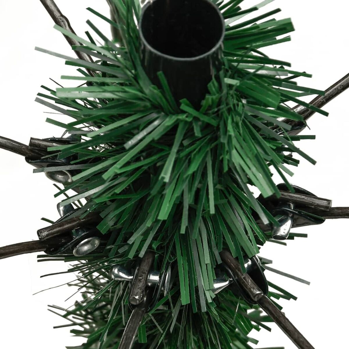 Nahaufnahme eines schwarzen Metall-Weihnachtsbaumhalters mit grünem Lametta und Metallbefestigungen.
