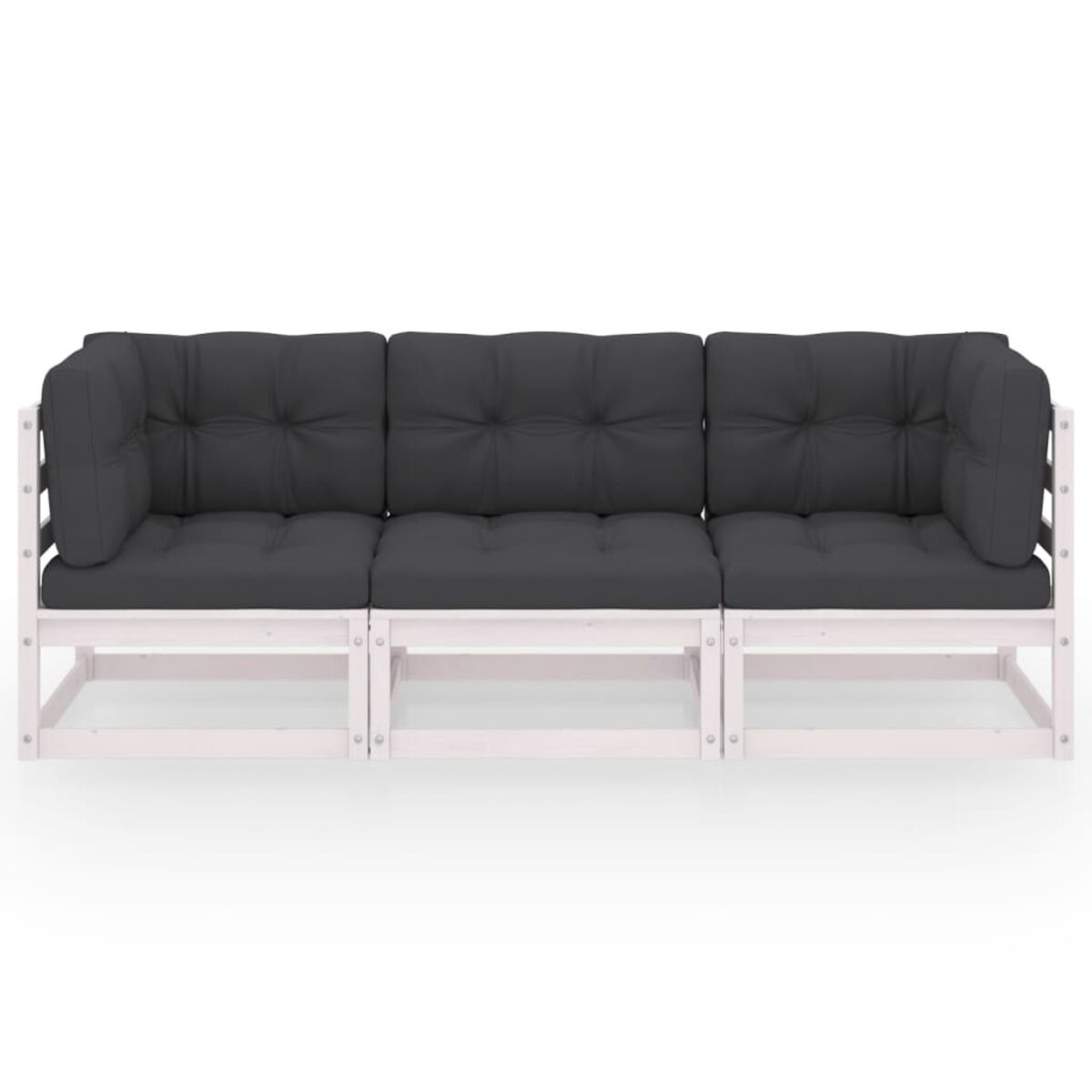 Ein weißes Holzsofa mit dunkelgrauen Kissen. Es ist ein Dreisitzer-Sofa mit Eckkissen.