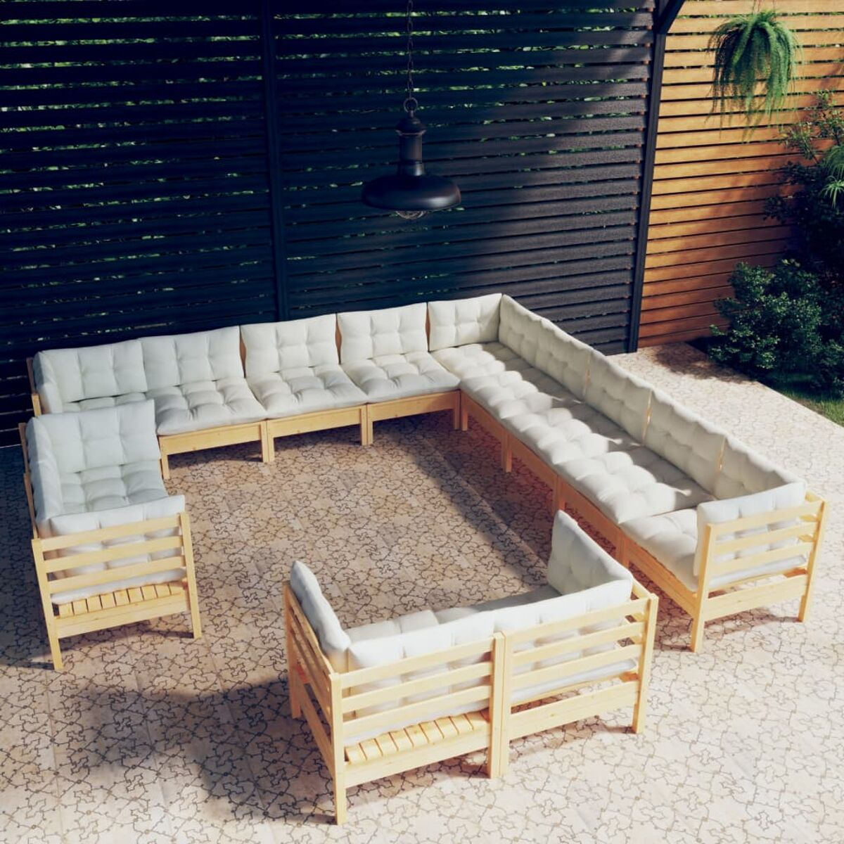 Weiß gepolstertes Outdoor-Sofagarnitur auf einer Terrasse. Enthält mehrere Sektionen.