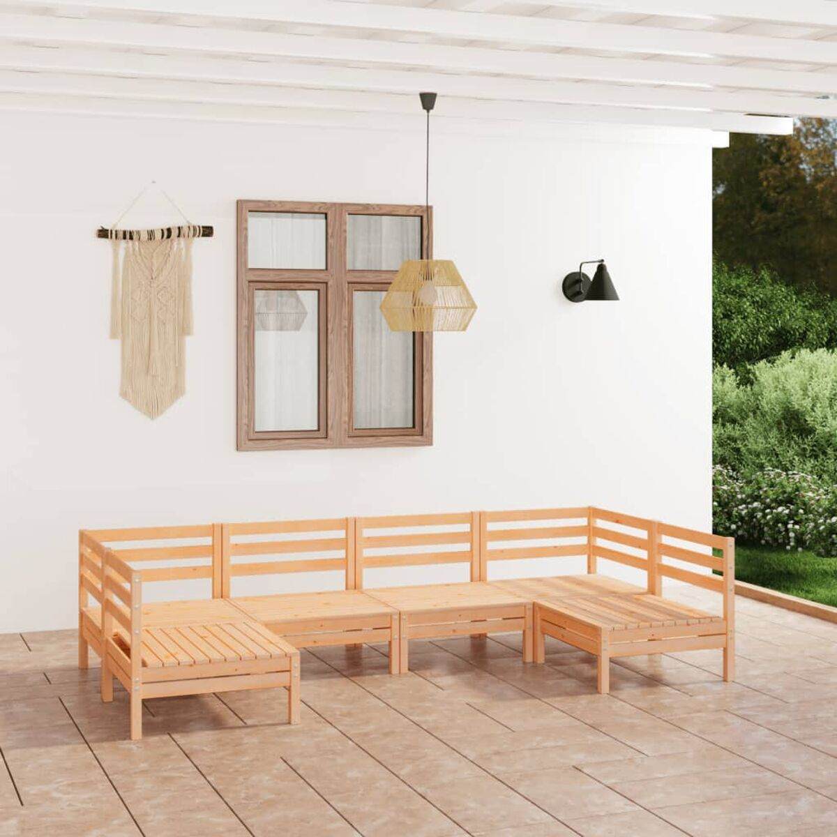 Outdoor-Sitzgruppe aus Holz und ein Fenster in einer weißen Wand.