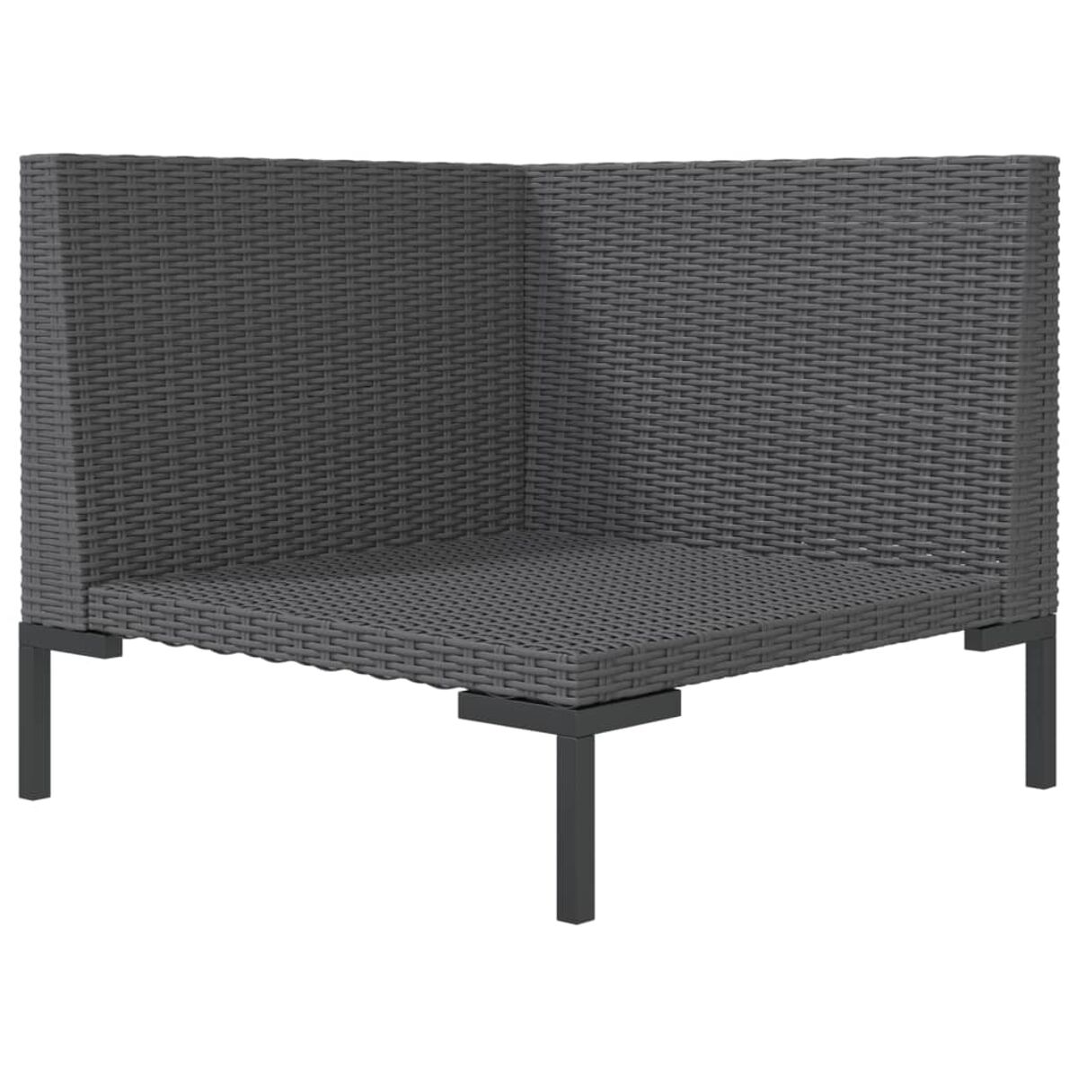 Graues Ecksofa aus Korbgeflecht mit schwarzen Beinen.