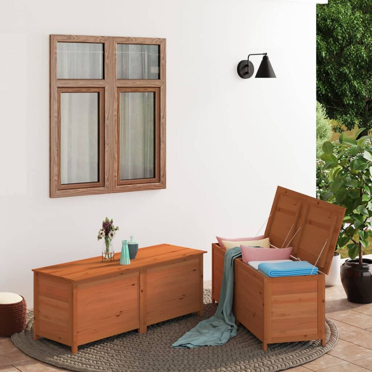 Szene im Freien mit Holzaufbewahrungstruhen, einem Fenster, einer Wandleuchte und Pflanzen.