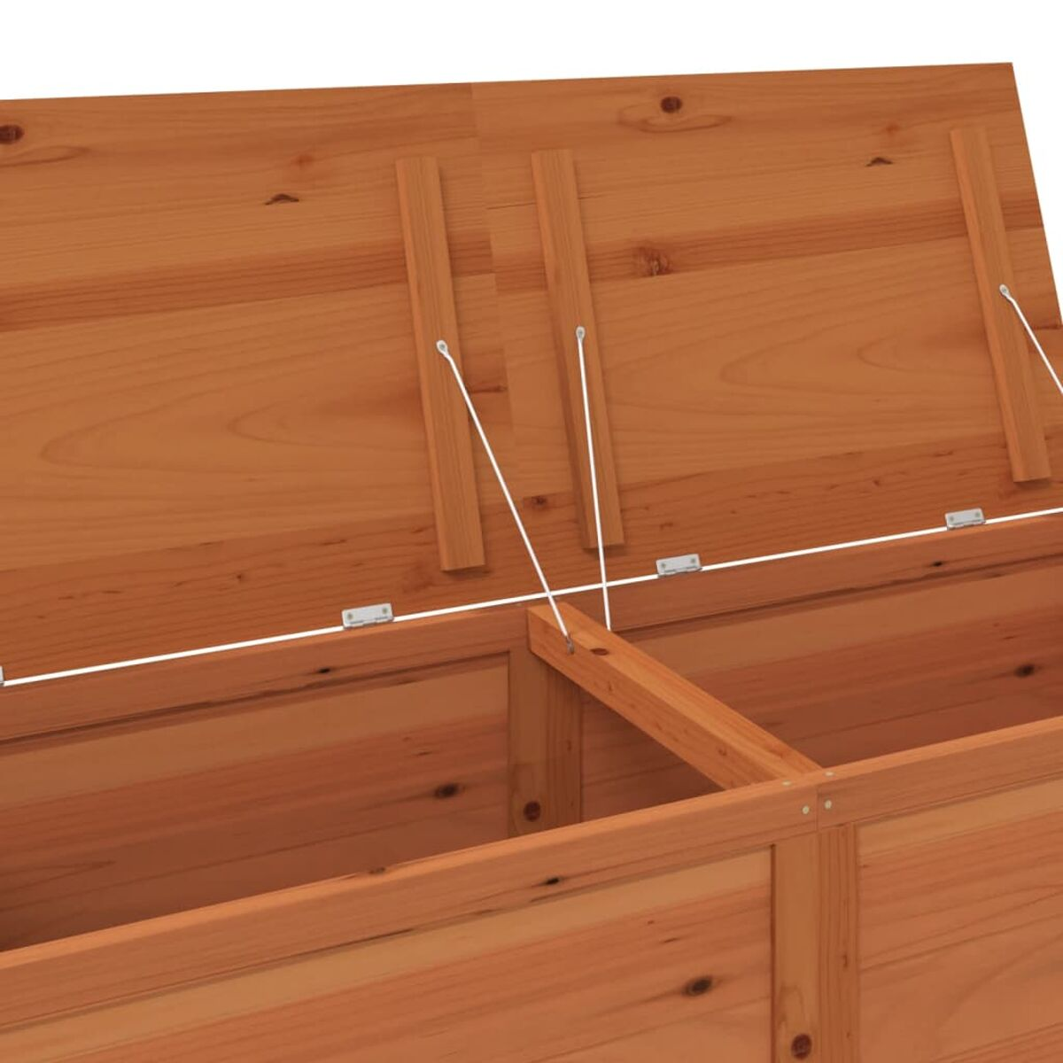 Offene Holzkiste. Sichtbare Details: Holzträger, Scharniere und Stützen.
