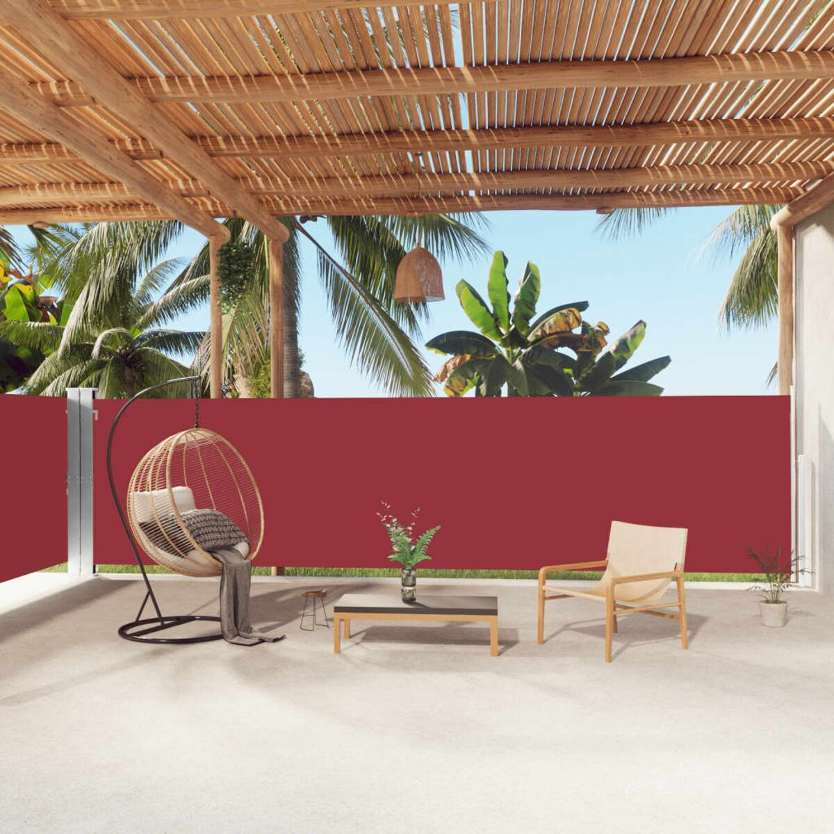 Terrasse mit roter Seitenwand, Hänge- und Stuhl, Tisch und Palmen unter Holzpergola.