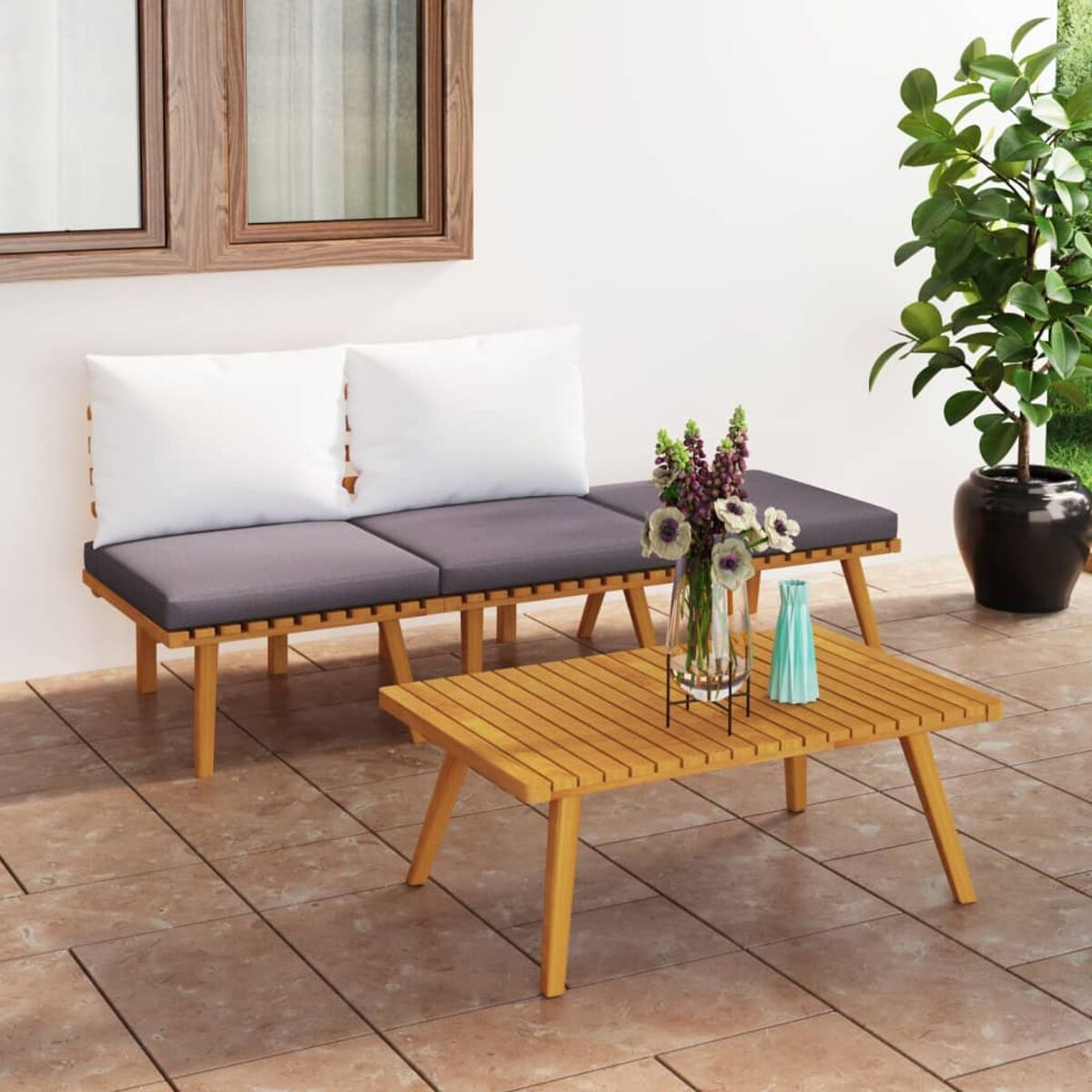 Gartenmöbel-Set aus Holz mit weißen Kissen. Besteht aus Loveseat, Tisch und einer Topfpflanze auf der Terrasse.
