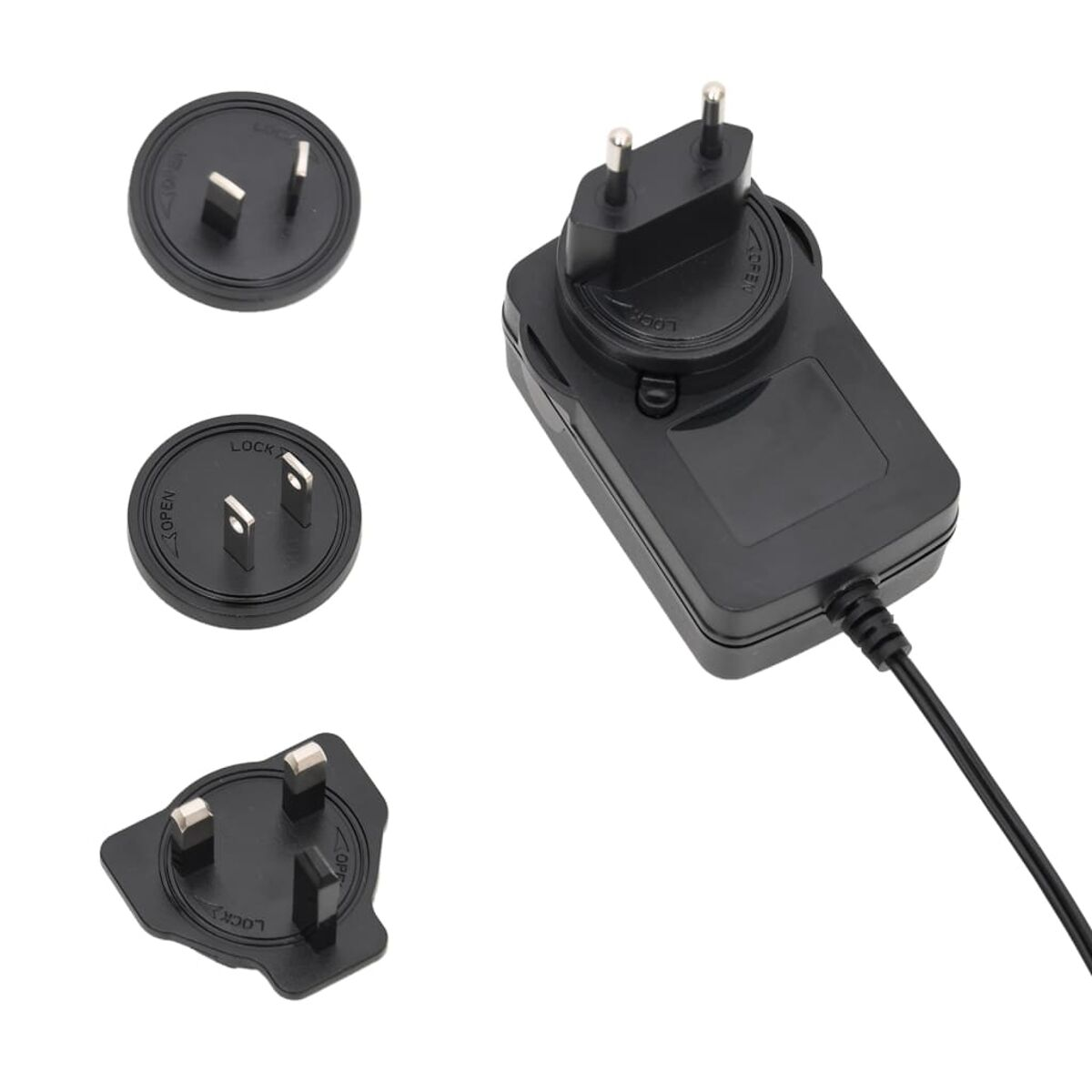 Schwarzes Netzteil mit mehreren Stecker-Einsätzen. Weißer Hintergrund.