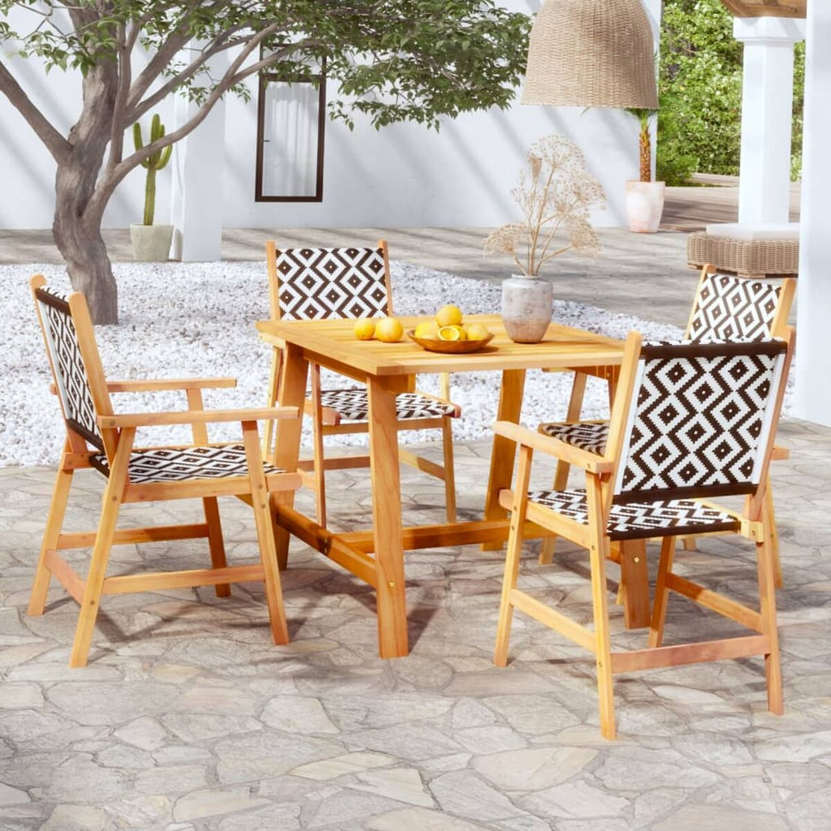 Essgruppe aus Holz im Freien auf einer Terrasse. Enthält Tisch und Stühle mit gemusterten Sitzen. Pflanzen.