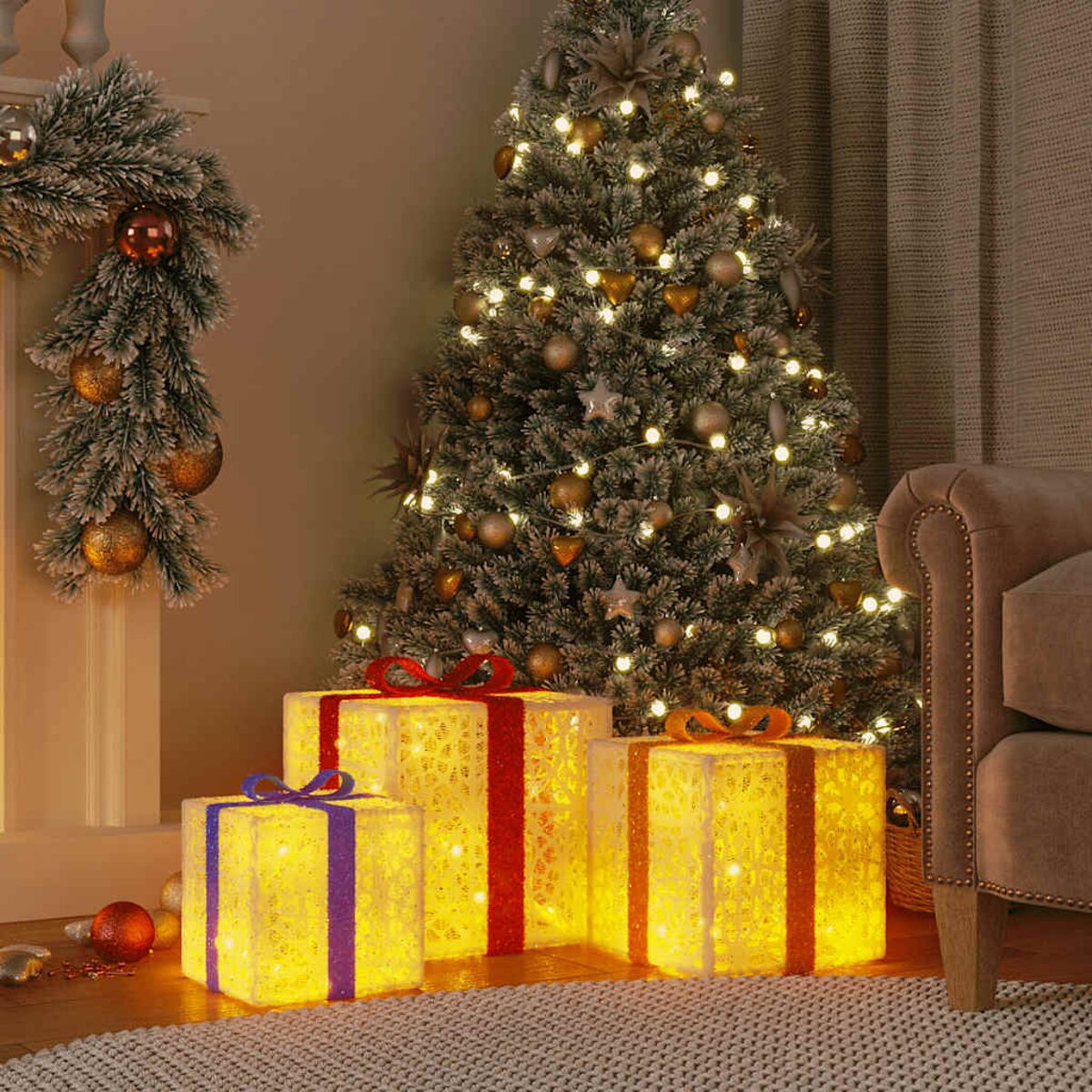 Ein dekorierter Weihnachtsbaum und beleuchtete Geschenkboxen in einem Raum gezeigt.