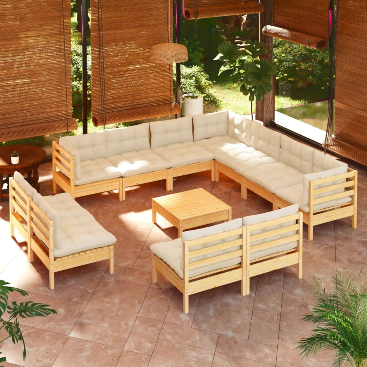 L-förmige Outdoor-Holz-Sofagarnitur mit beigen Kissen, plus einem kleinen Couchtisch.