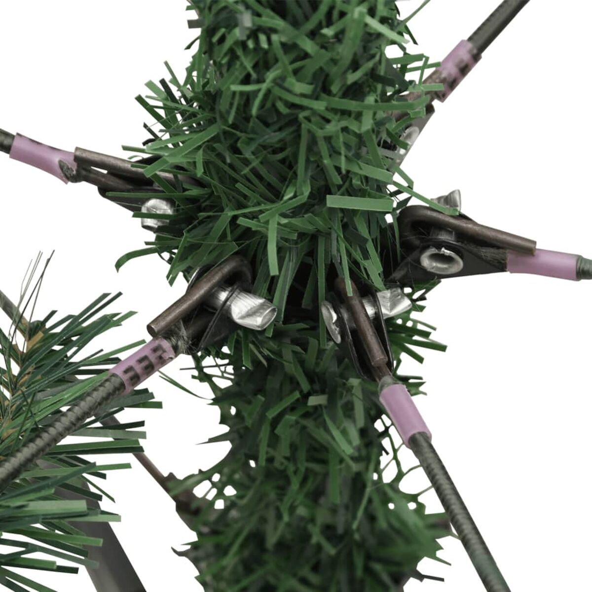Nahaufnahme der Weihnachtsbaumstruktur. Grüne Nadeln und Metallstützen mit rosa Klebeband.