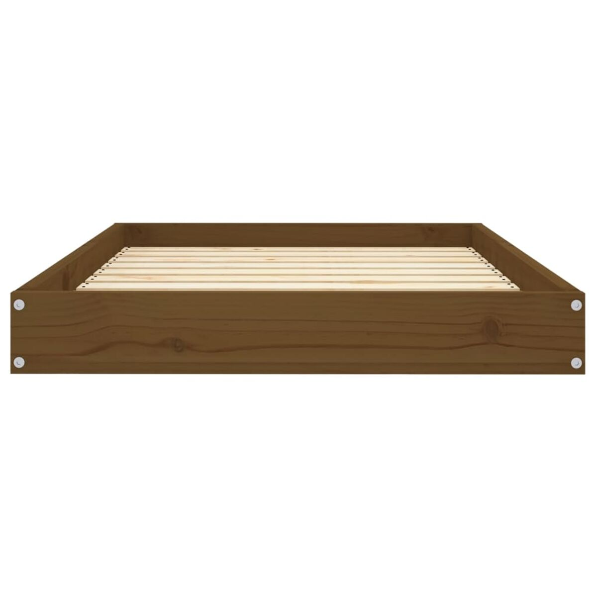 Ein niedriges Bettgestell aus Holz, mittelbraun gebeizt.