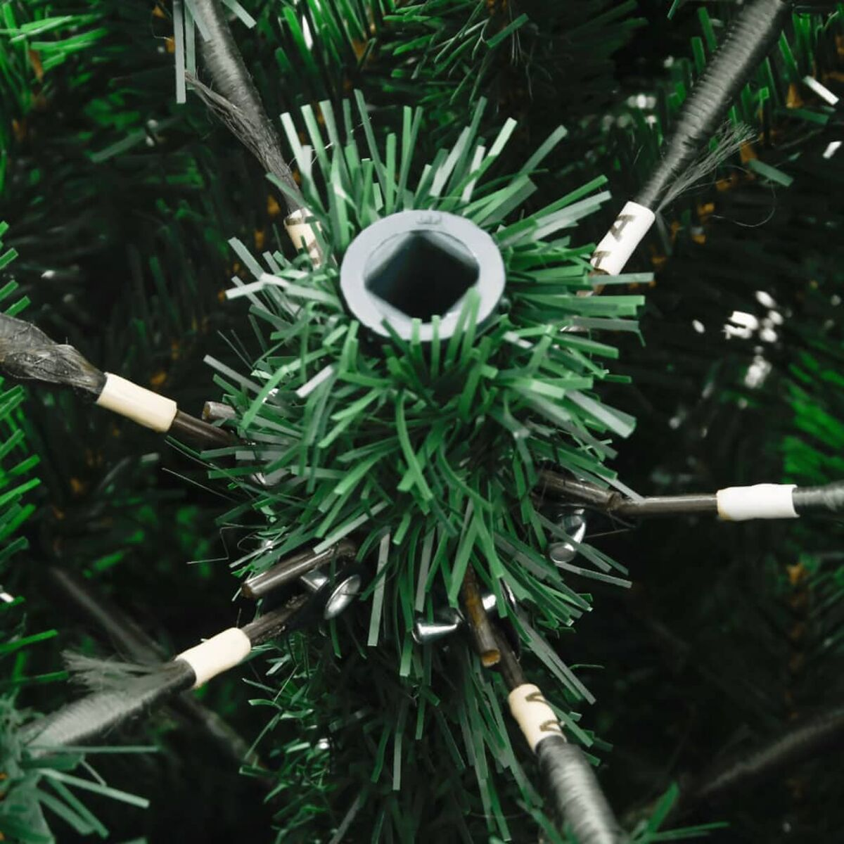 Nahaufnahme des Weihnachtsbaumfußes, grüne Nadeln, Metallrahmen.