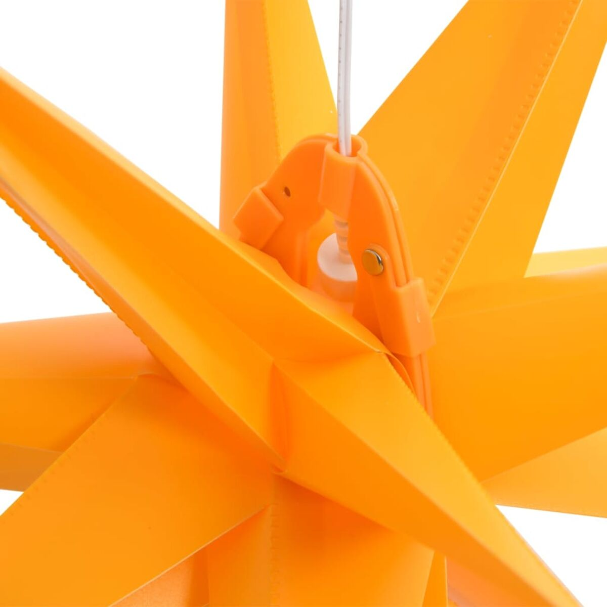Ein hellorangefarbener, sternförmiger Weihnachtsschmuck.