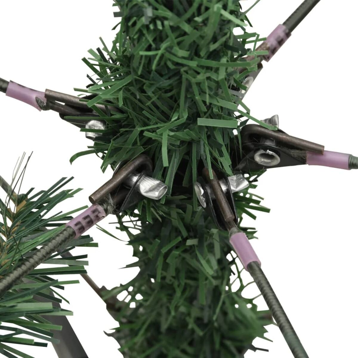 Nahaufnahme einer Weihnachtsbaumaststruktur mit grünen Nadeln und Metallverbindungen.