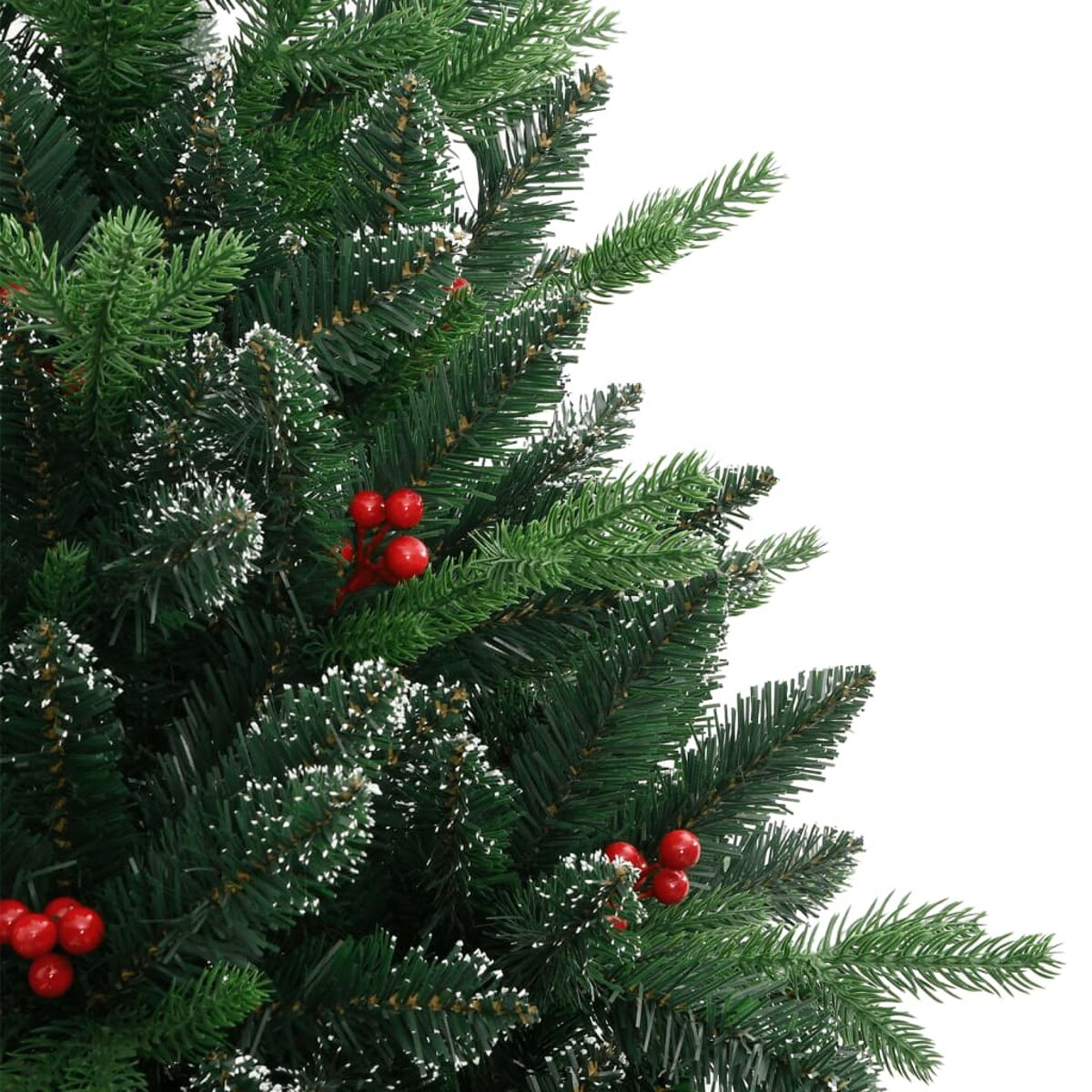 Nahaufnahme eines Weihnachtsbaums mit grünen Nadeln, roten Beeren und schneebedeckter Textur, auf Weiß.