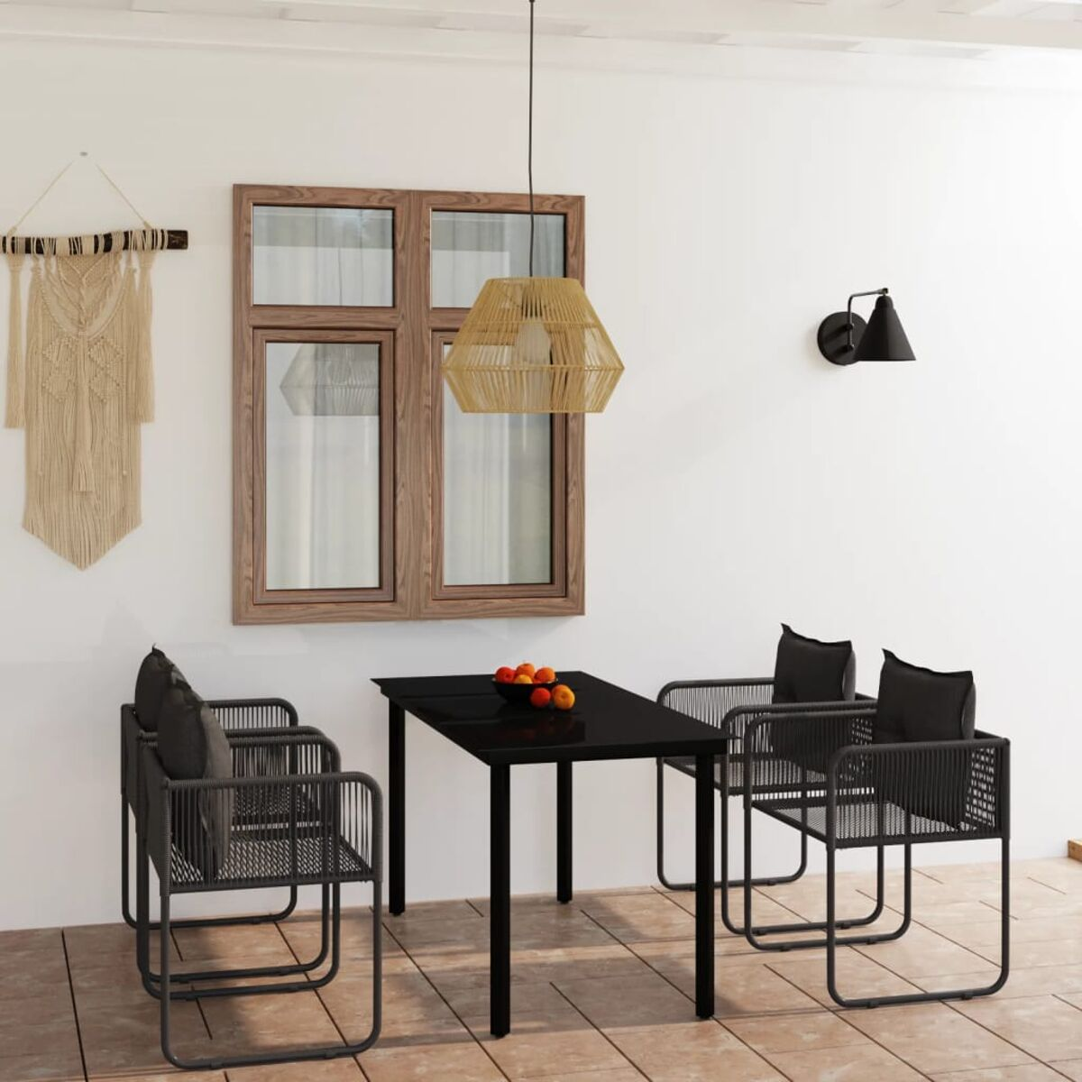 Essgruppe im Freien mit schwarzem Tisch und Stühlen. Der Hintergrund ist eine weiße Wand und Fenster.