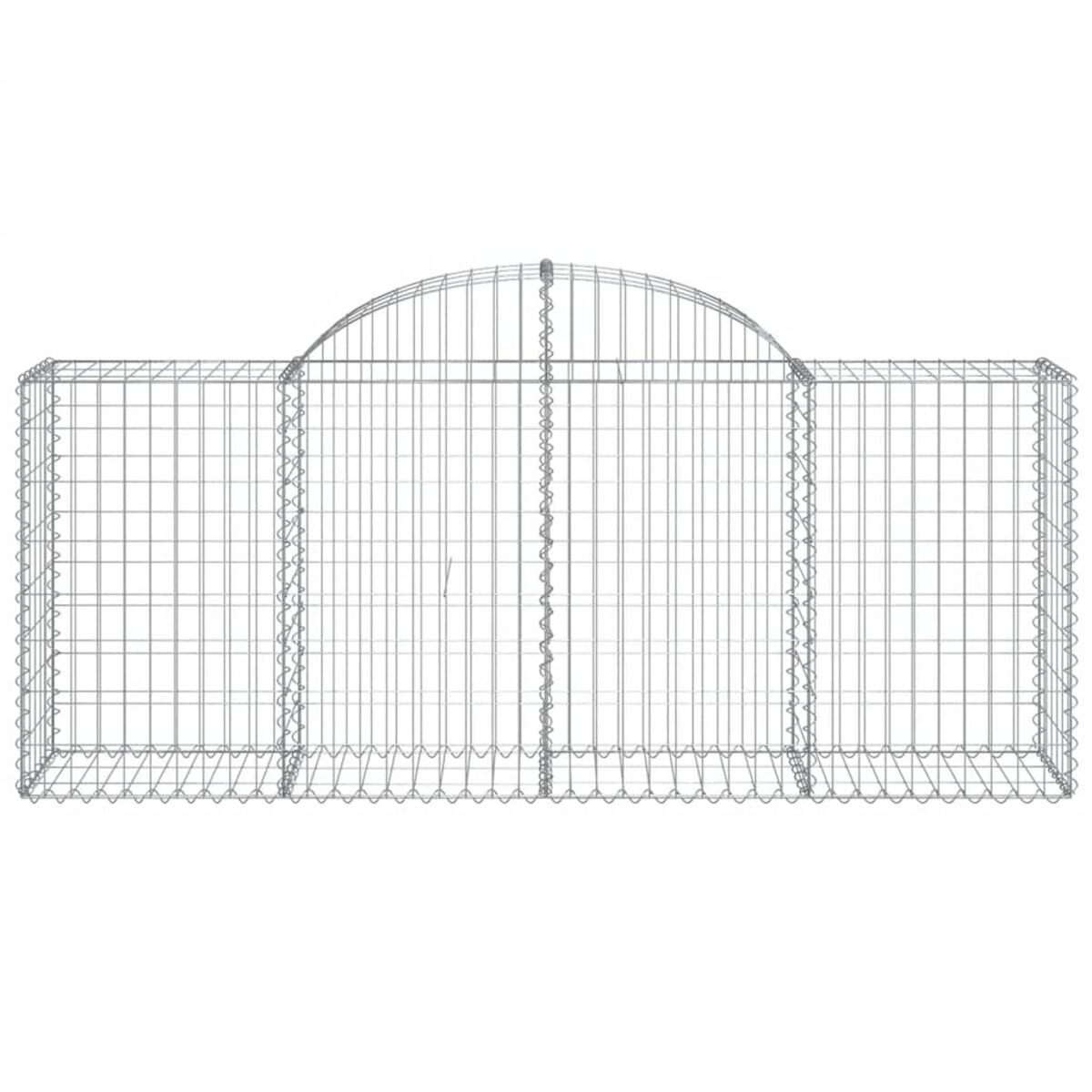 Eine Gabionenwand aus Metalldraht. Die Struktur ist gewölbt. Weißer Hintergrund.