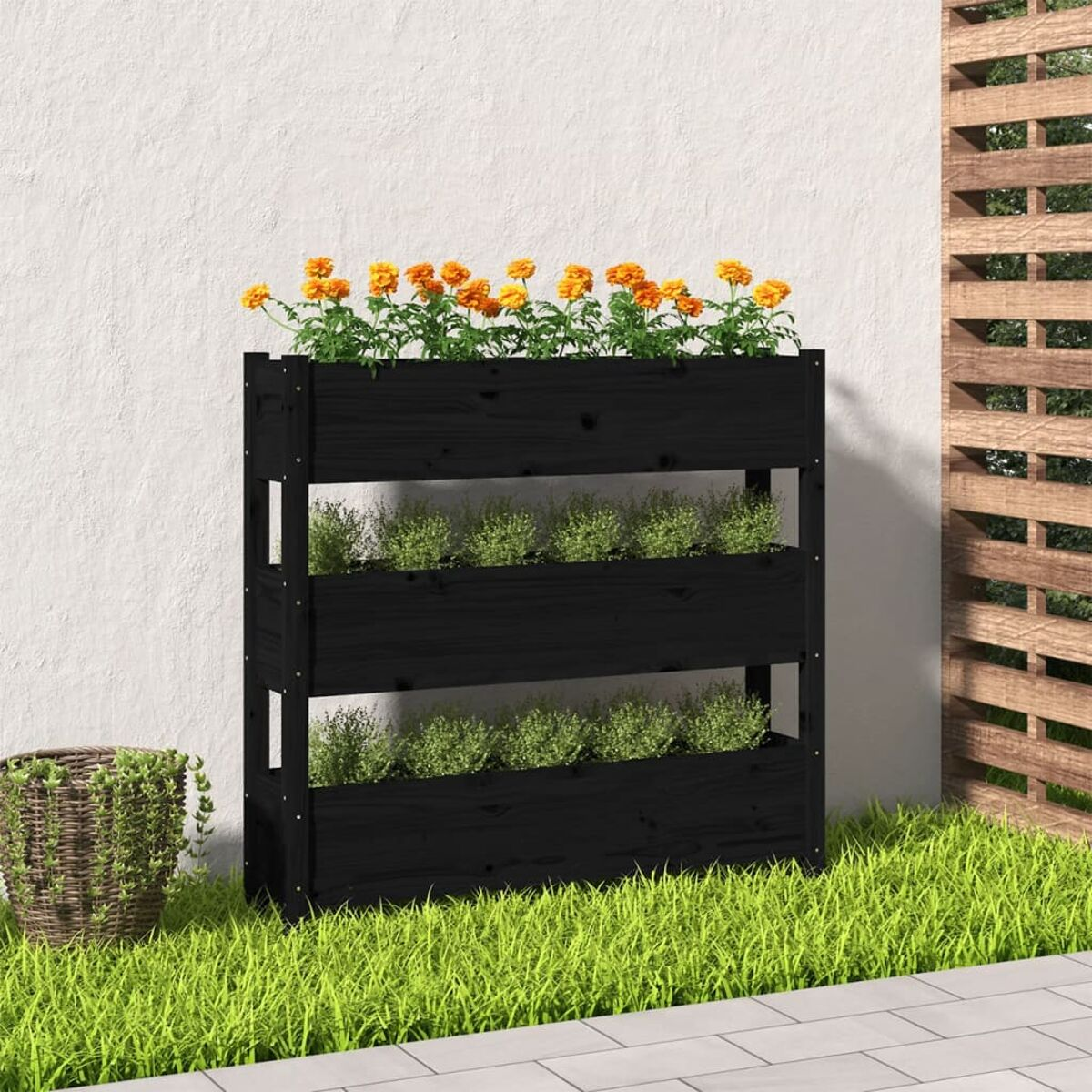 Ein mehrstufiger schwarzer Holzpflanzer mit Blumen und Kräutern darin.