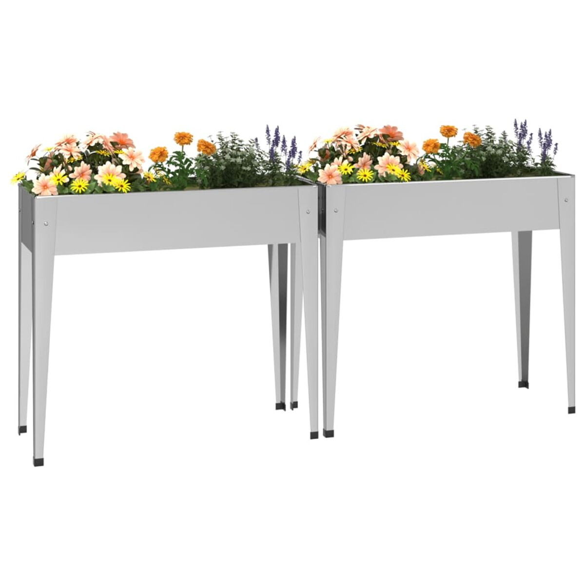 Zwei Metallpflanzgefäße mit Blumen. Sie stehen auf einer weißen Oberfläche vor weißem Hintergrund.