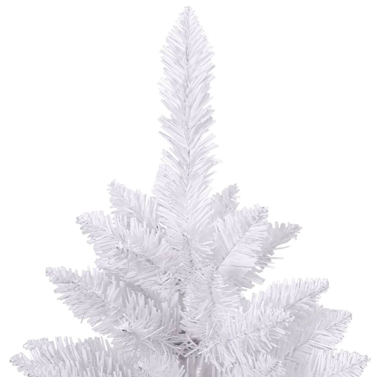 Nahaufnahme der Spitze eines weißen künstlichen Weihnachtsbaums vor weißem Hintergrund.