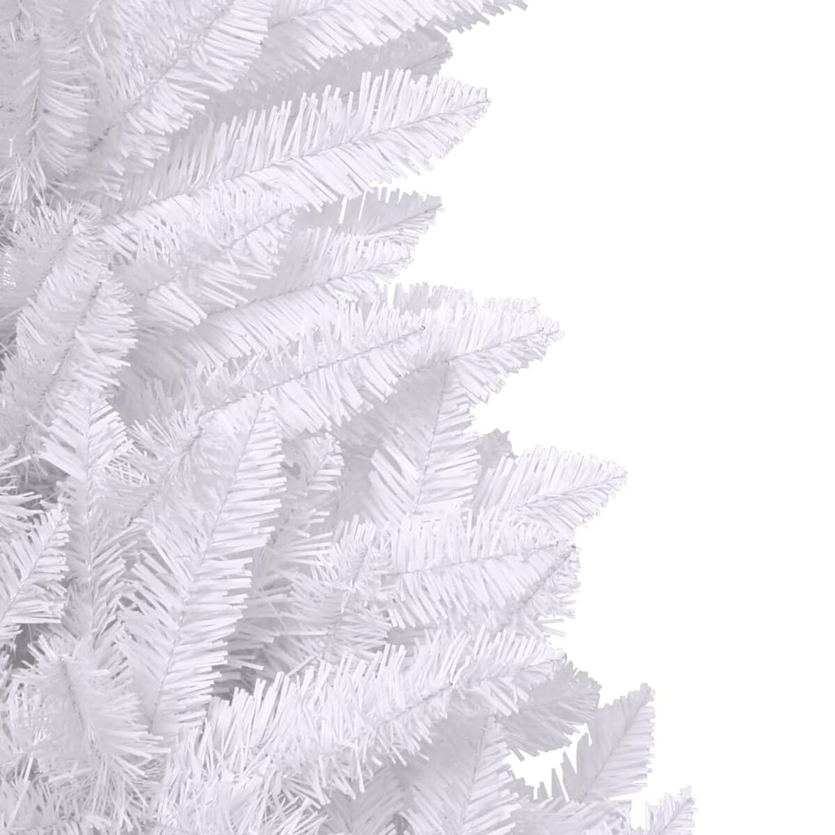 Nahaufnahme von weißen künstlichen Weihnachtsbaumzweigen mit weißem Hintergrund.