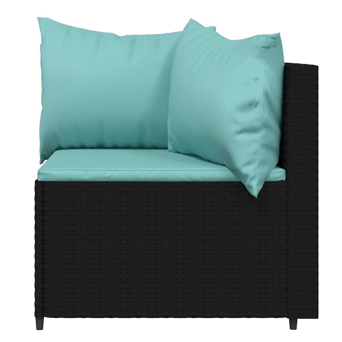 Ein schwarzes Ecksofa aus Korbgeflecht mit zwei blauen Kissen.