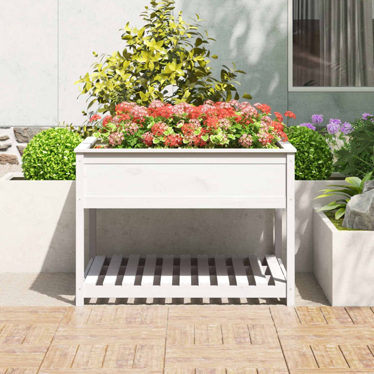 Weißer Pflanzkasten mit Blumen, auf einer gefliesten Terrasse.