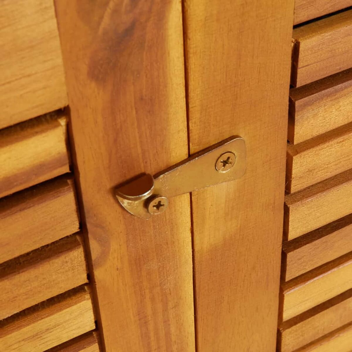 Nahaufnahme eines Türriegels aus Holz.