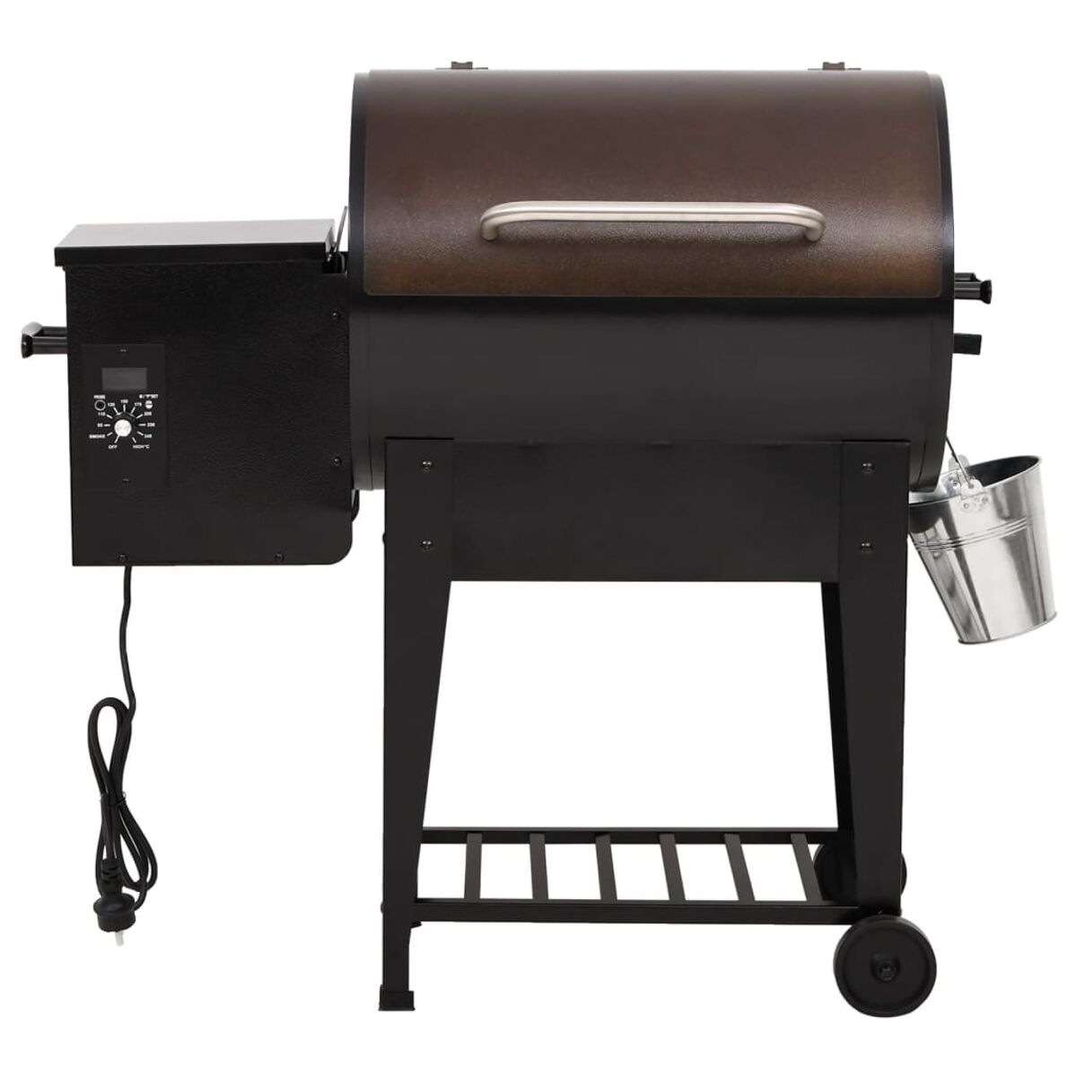 Un grill fumatore nero e marrone con un secchio laterale, isolato su bianco.