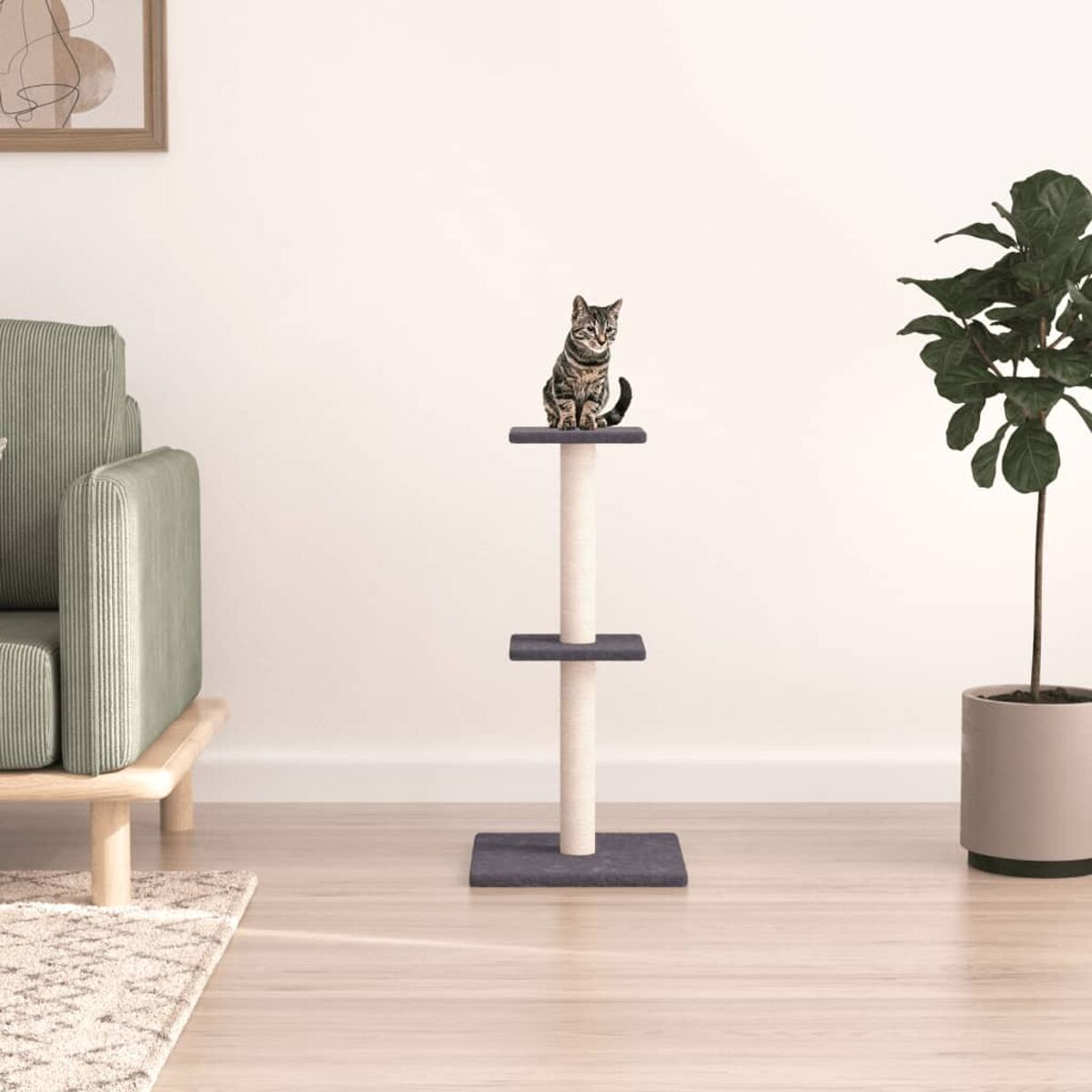 Katze sitzt auf einem Kratzbaum mit Regalen, in einer häuslichen Umgebung.