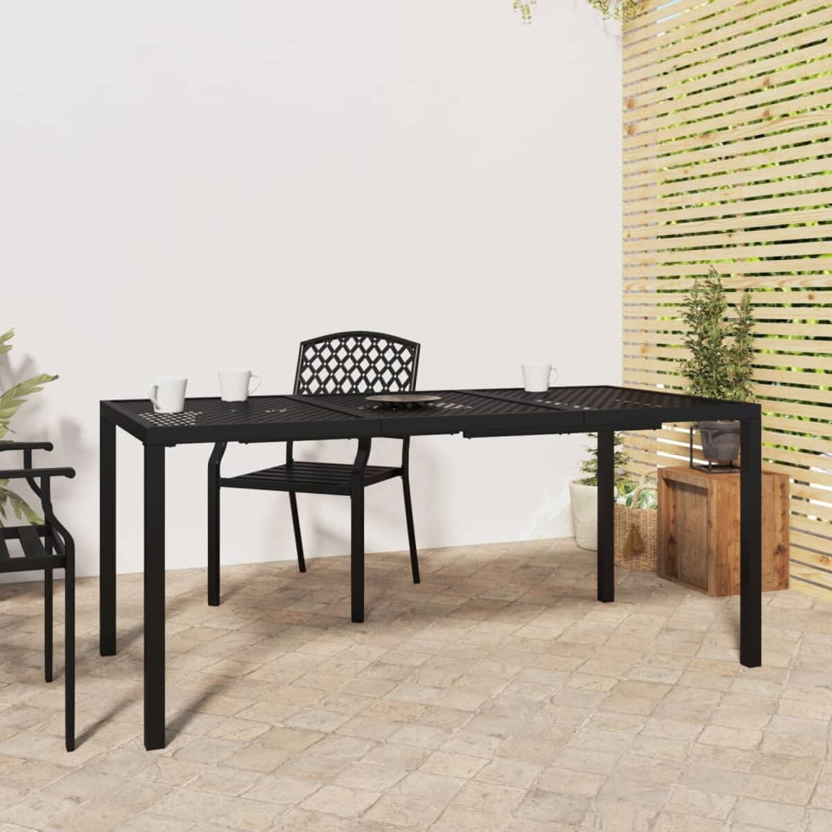 Schwarzes Metall-Tischset mit einem Stuhl. Der Tisch hat ein Gitterdesign.