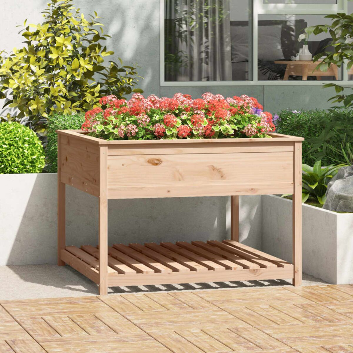 Holzpflanzkasten mit Blumen, auf einem Deck. Grüner Hintergrund.