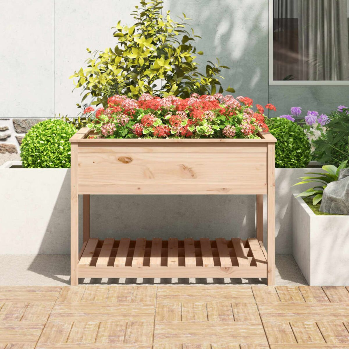 Pflanzkasten aus Holz gefüllt mit roten Blumen und grünem Laub.