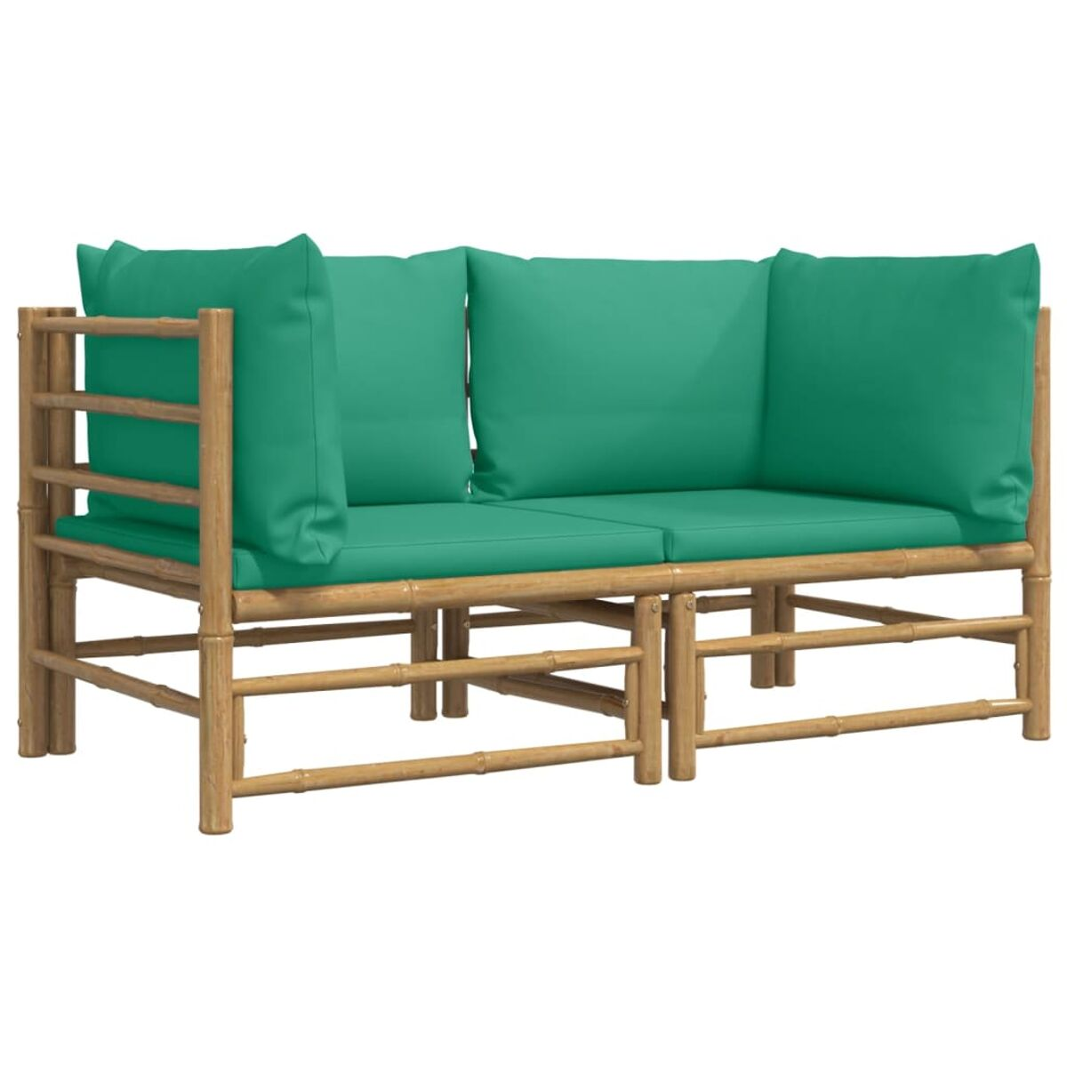 Zweisitziges Bambus-Outdoor-Sofa mit grünen Kissen, auf einem Holzdeck, weißer Hintergrund.
