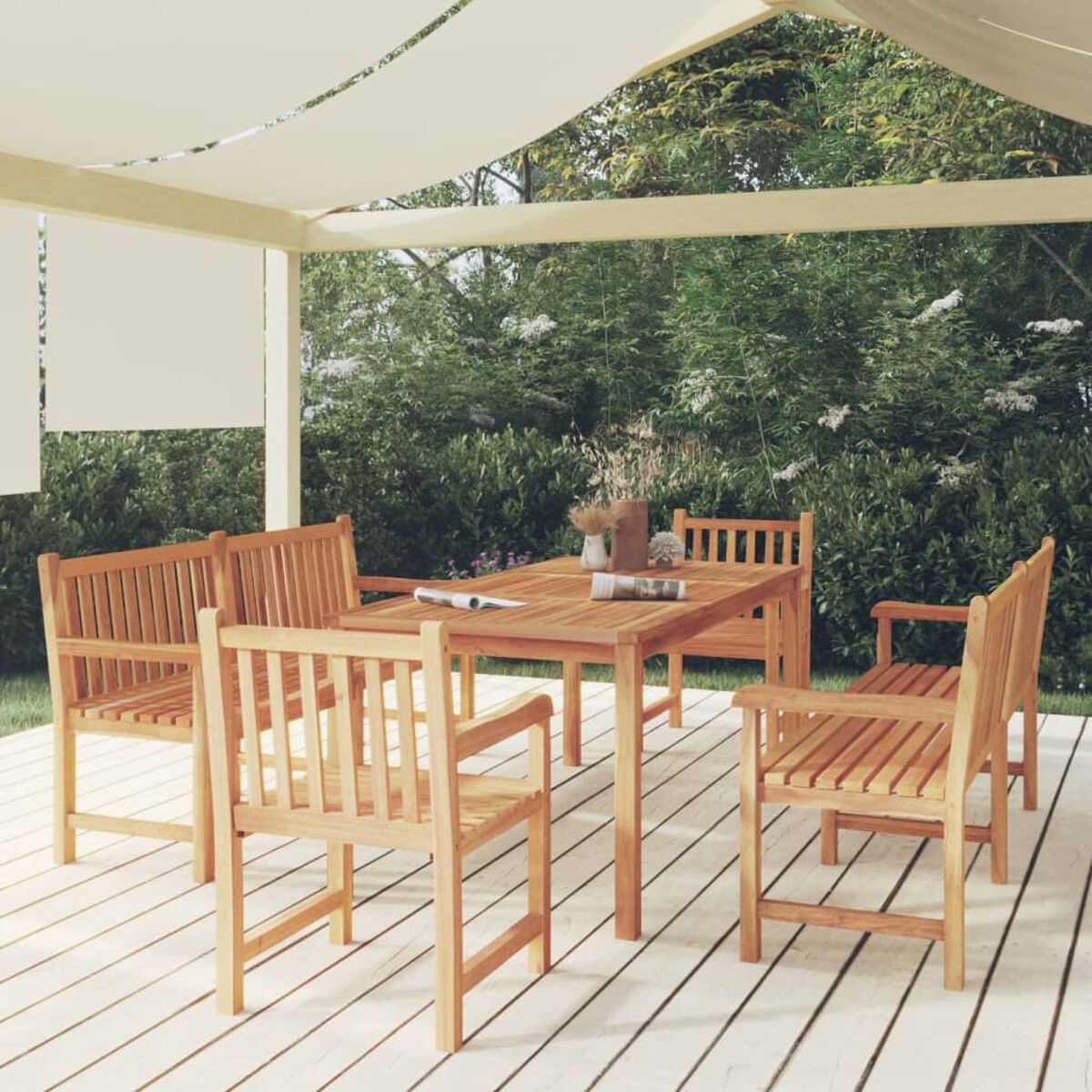 Gartenmöbel-Set aus Holz unter einem Vordach mit Tisch und Stühlen. Grünes Laub im Hintergrund.