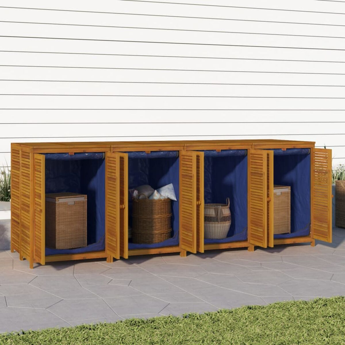 Outdoor-Stauraumschränke aus Holz mit blauen Innenfutter und Körben, auf einer Steinterrasse.