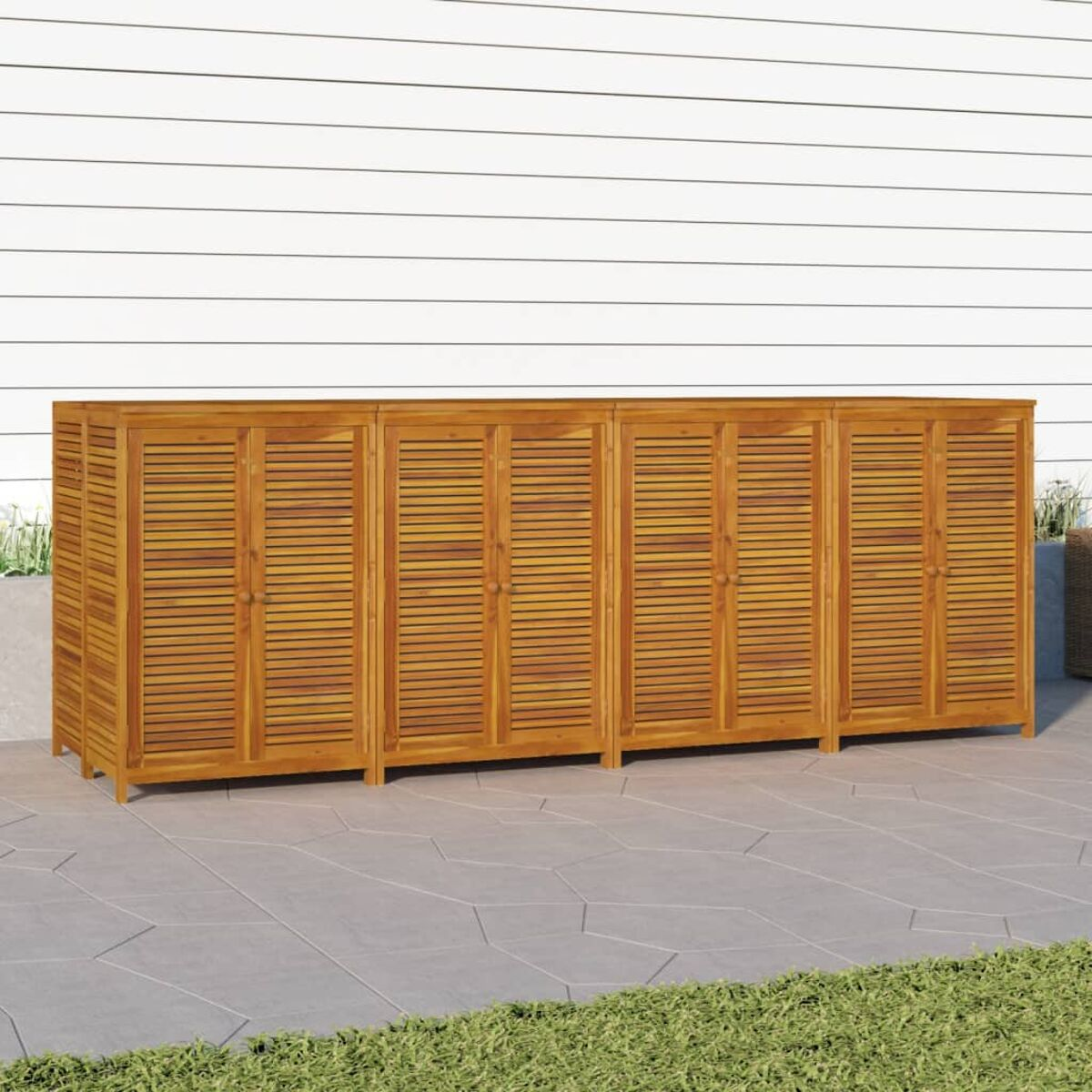Holz-Aufbewahrungseinheit mit mehreren Türen. Sie befindet sich im Freien, auf einer Terrasse, mit einem weißen Haus im Hintergrund.