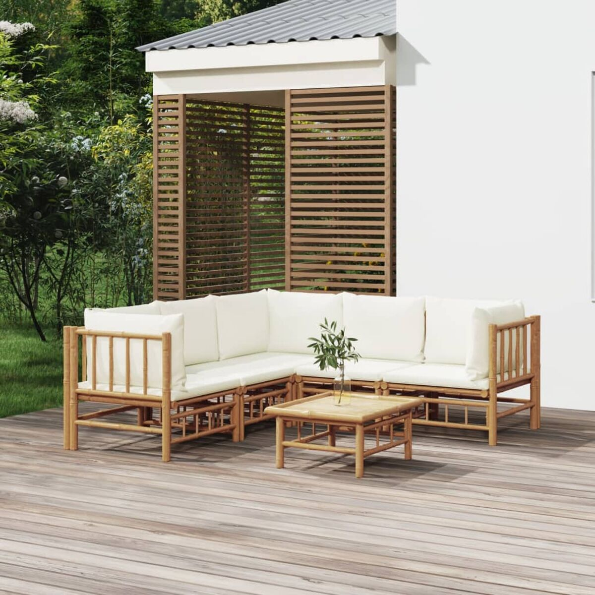 Outdoor-Möbelset aus Bambus. Es besteht aus einem Ecksofa, einem Couchtisch und einer Gartensitzgruppe.