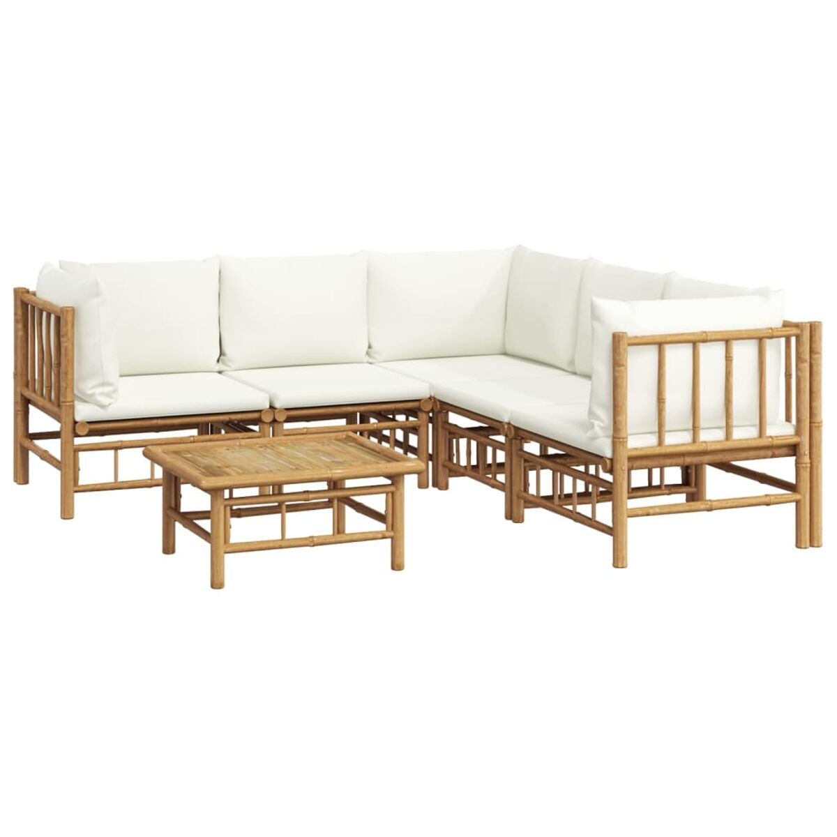 Bambus-Ecksofa mit weißen Kissen und einem Tisch. Weißer Hintergrund.