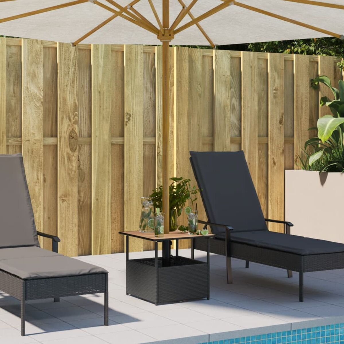 Patio-Szene mit zwei Liegestühlen, einem Tisch mit Getränken und einem Holzzaun im Hintergrund.