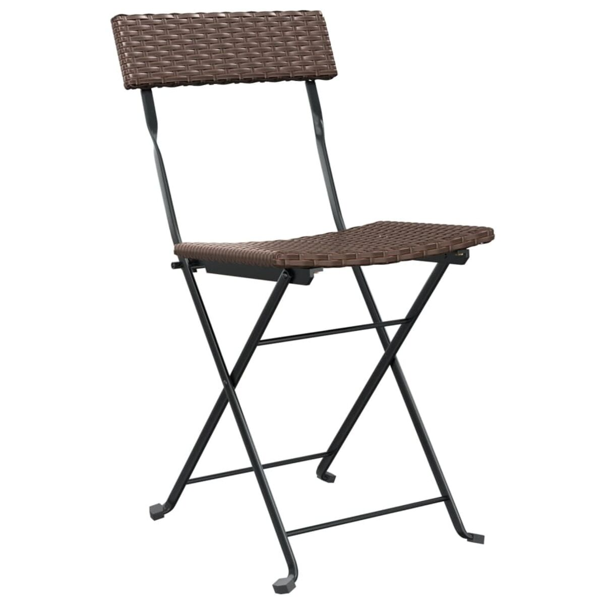 Klappstuhl mit gewebtem braunen Sitz und Rückenlehne. Schwarzer Rahmen. Weißer Hintergrund.