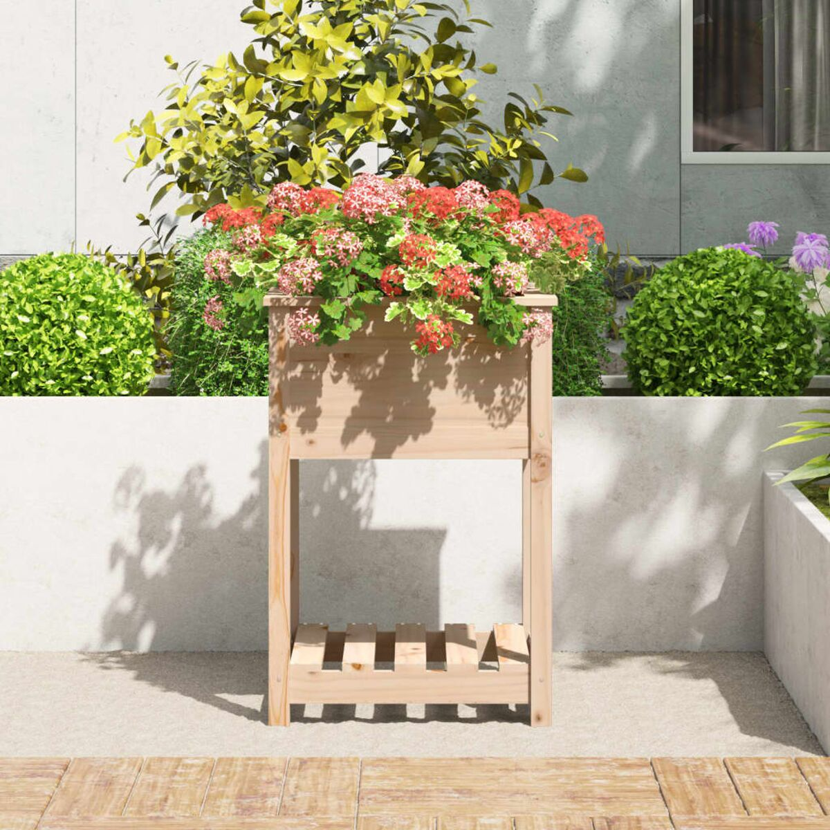Holz-Pflanzenständer mit Blumen. Grüne Büsche und eine Wand sind im Hintergrund.