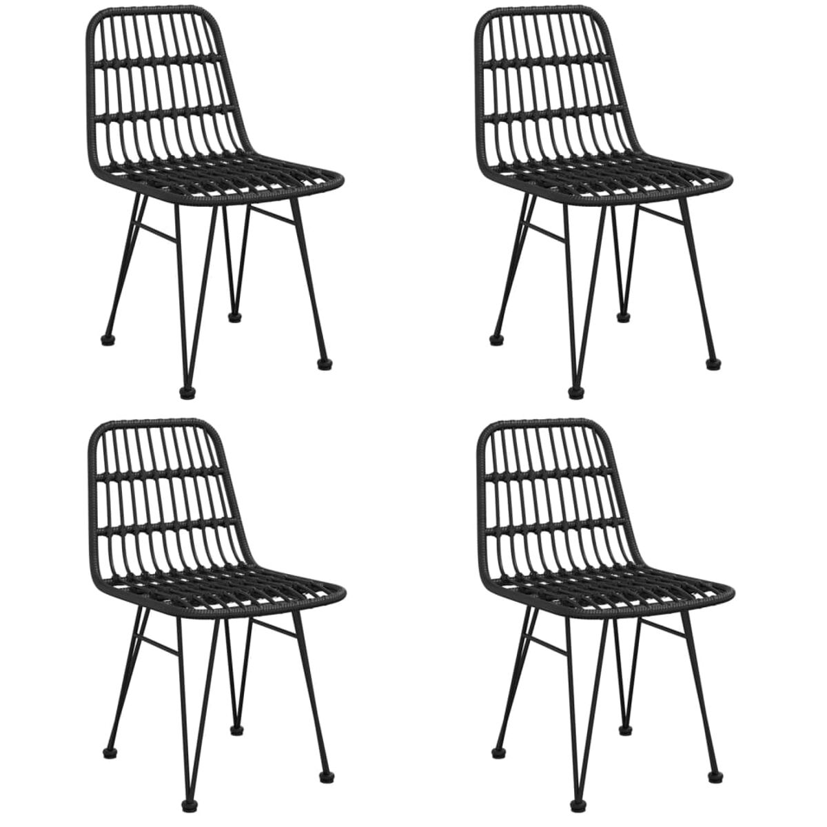 Vier schwarze Rattanstühle. Sie haben offene Rücken und dünne schwarze Metallbeine, auf weißem Hintergrund.