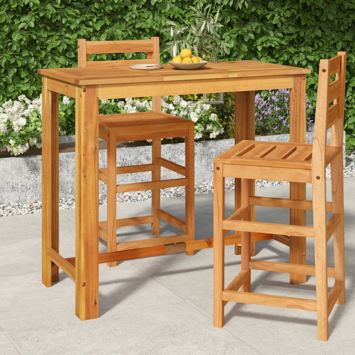 Holz-Bartisch und zwei Hocker. Hoher Tisch, Hocker. Draußen. Grüner Hintergrund.
