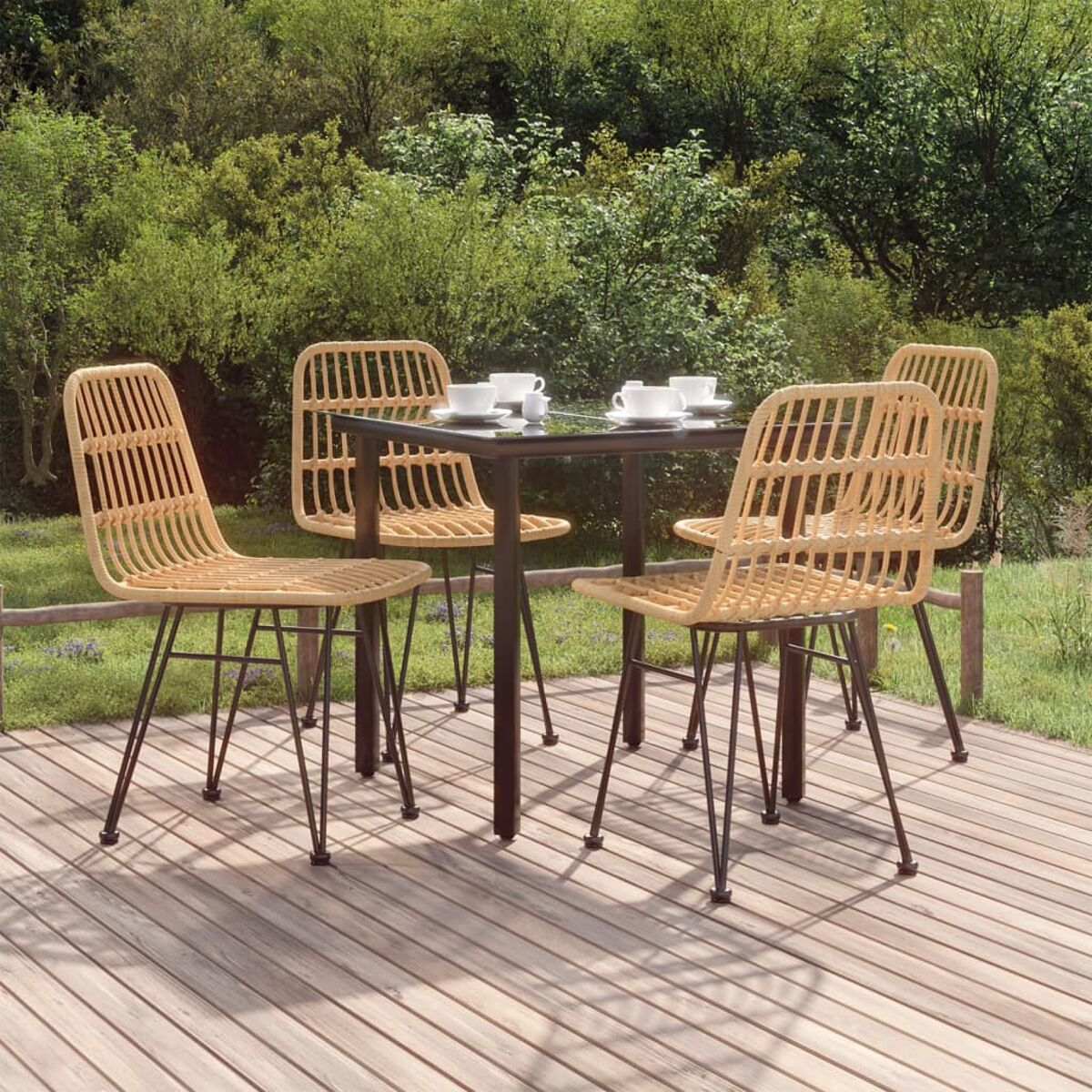 Essgarnitur im Freien mit vier Stühlen um einen Tisch auf einer Holzterrasse.