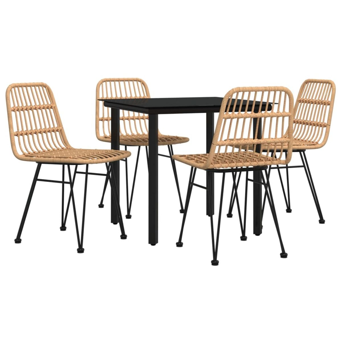 Vier Rattanstühle um einen schwarzen quadratischen Tisch. Die Stühle haben schwarze Metallbeine.